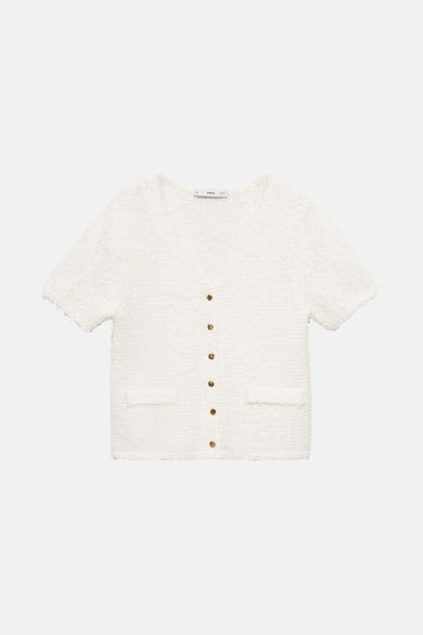 Cardigan blanc en maille bouclette de MANGO, avec des poches plaquées et une fermeture boutonnée.
