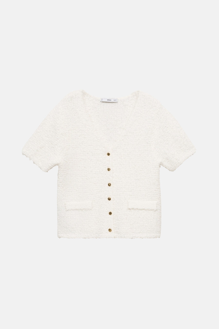 Cardigan blanc en maille bouclette de MANGO, avec des poches plaquées et une fermeture boutonnée.
