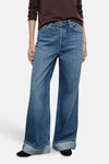 Jean large en denim bleu moyen de MANGO, avec ourlets larges retroussés et style décontracté.