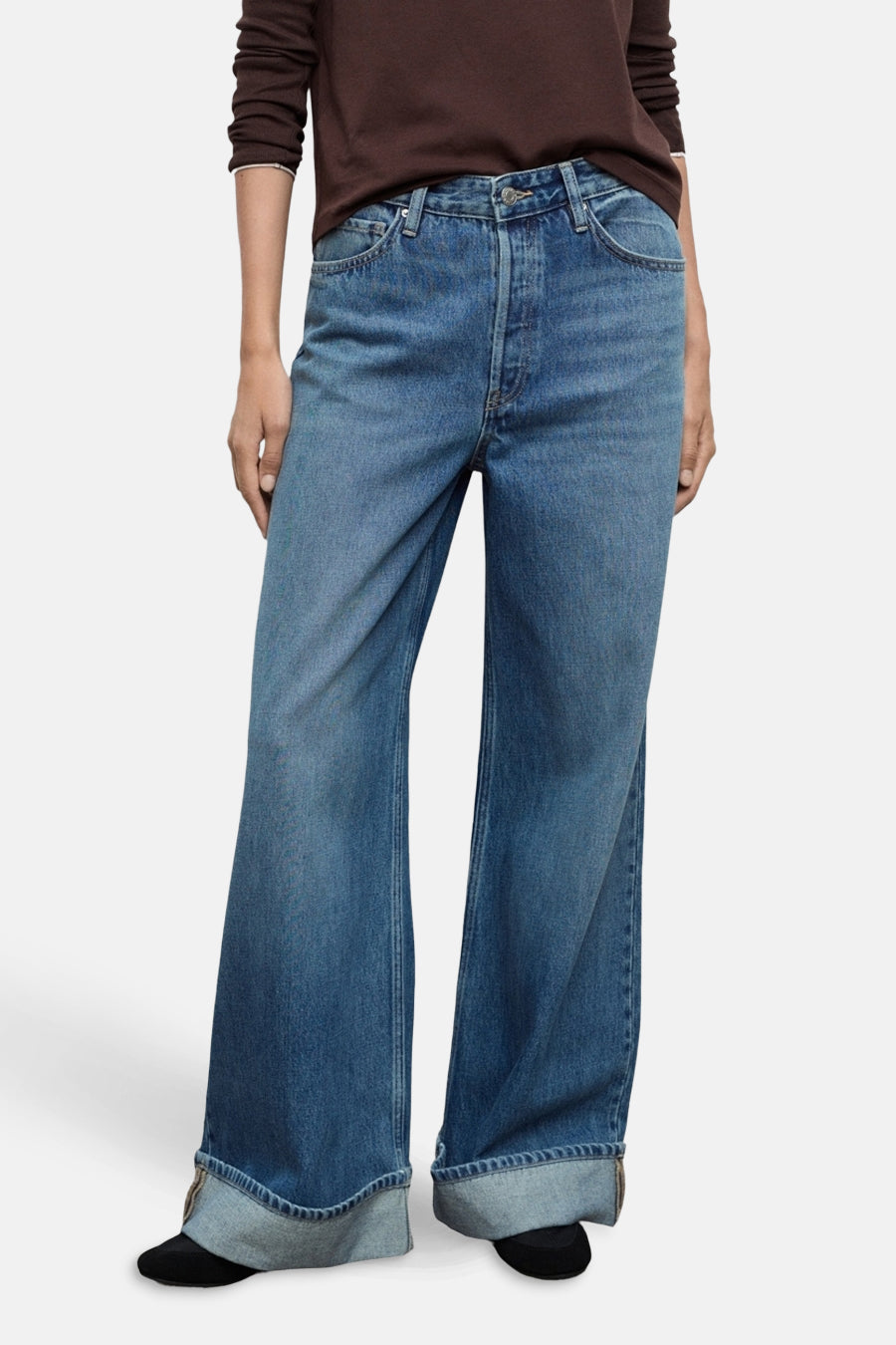 Jean large en denim bleu moyen de MANGO, avec ourlets larges retroussés et style décontracté.