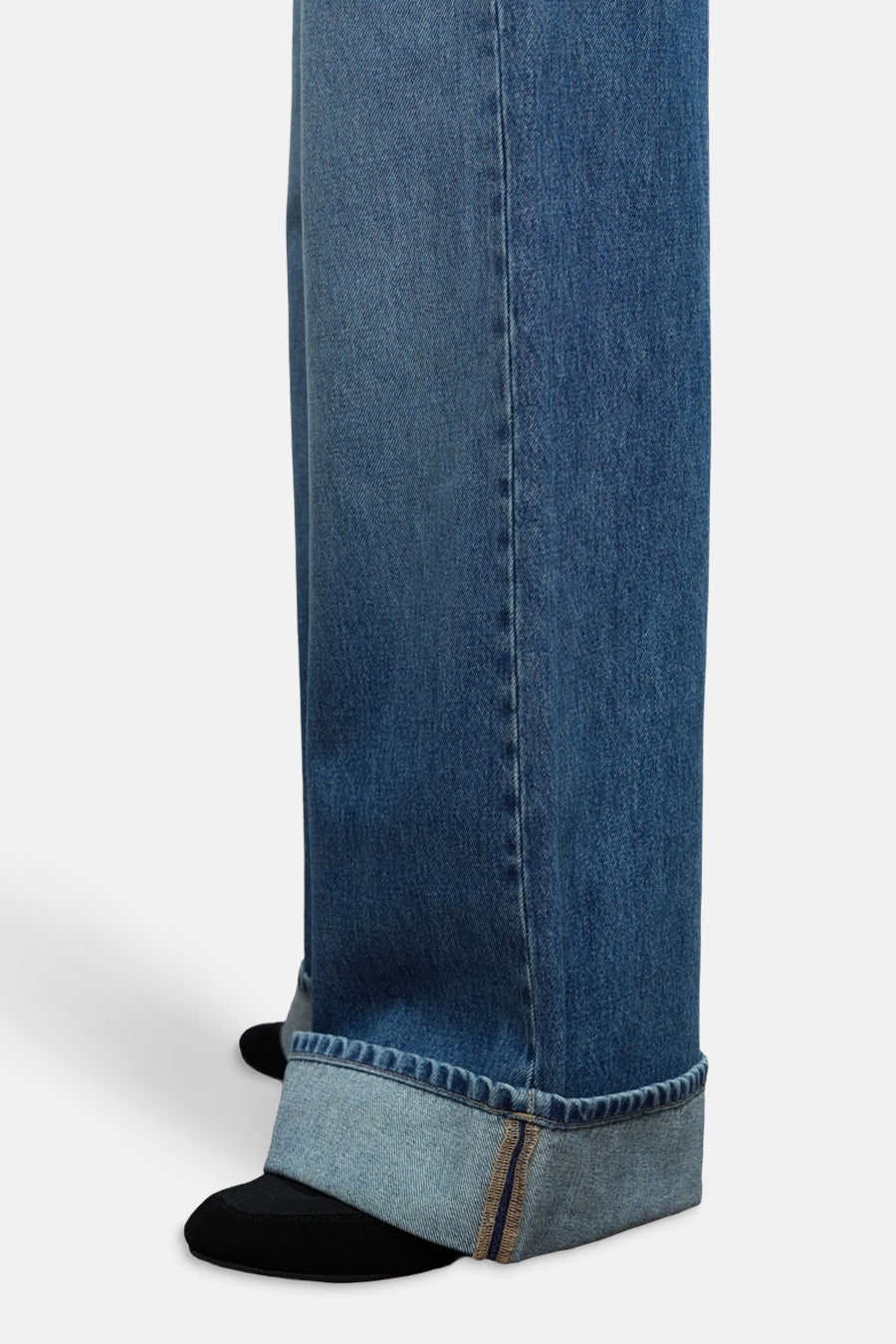 Jean large en denim bleu moyen de MANGO, avec ourlets apparents.
