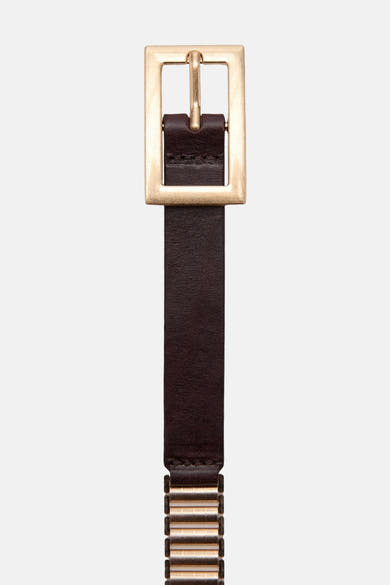 Bruine leren riem van MANGO met een vierkante gouden gesp en gouden metalen details.