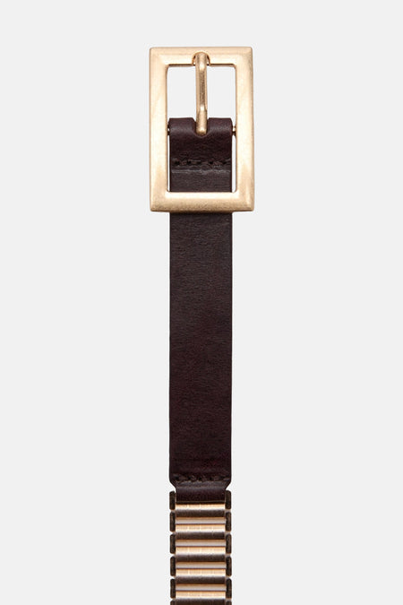Bruine leren riem van MANGO met een vierkante gouden gesp en gouden metalen details.