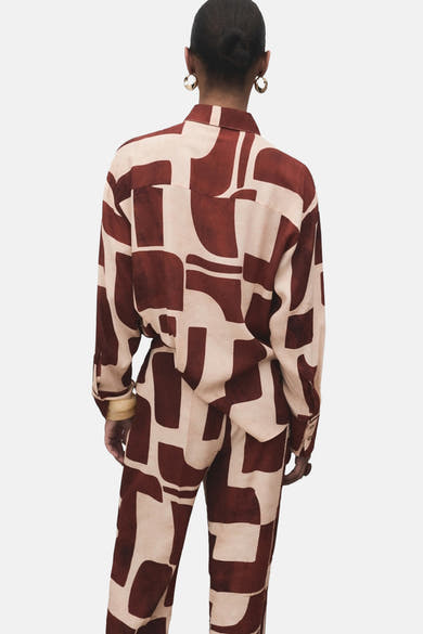 Chemisier à manches longues multicolore de MANGO, avec motif géométrique marron et beige.