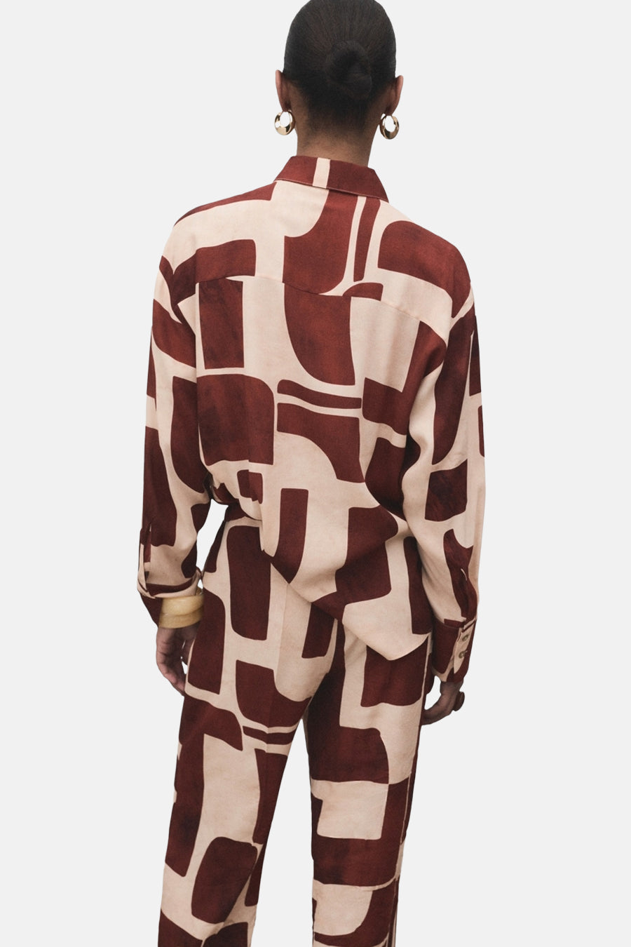 Chemisier à manches longues multicolore de MANGO, avec motif géométrique marron et beige.