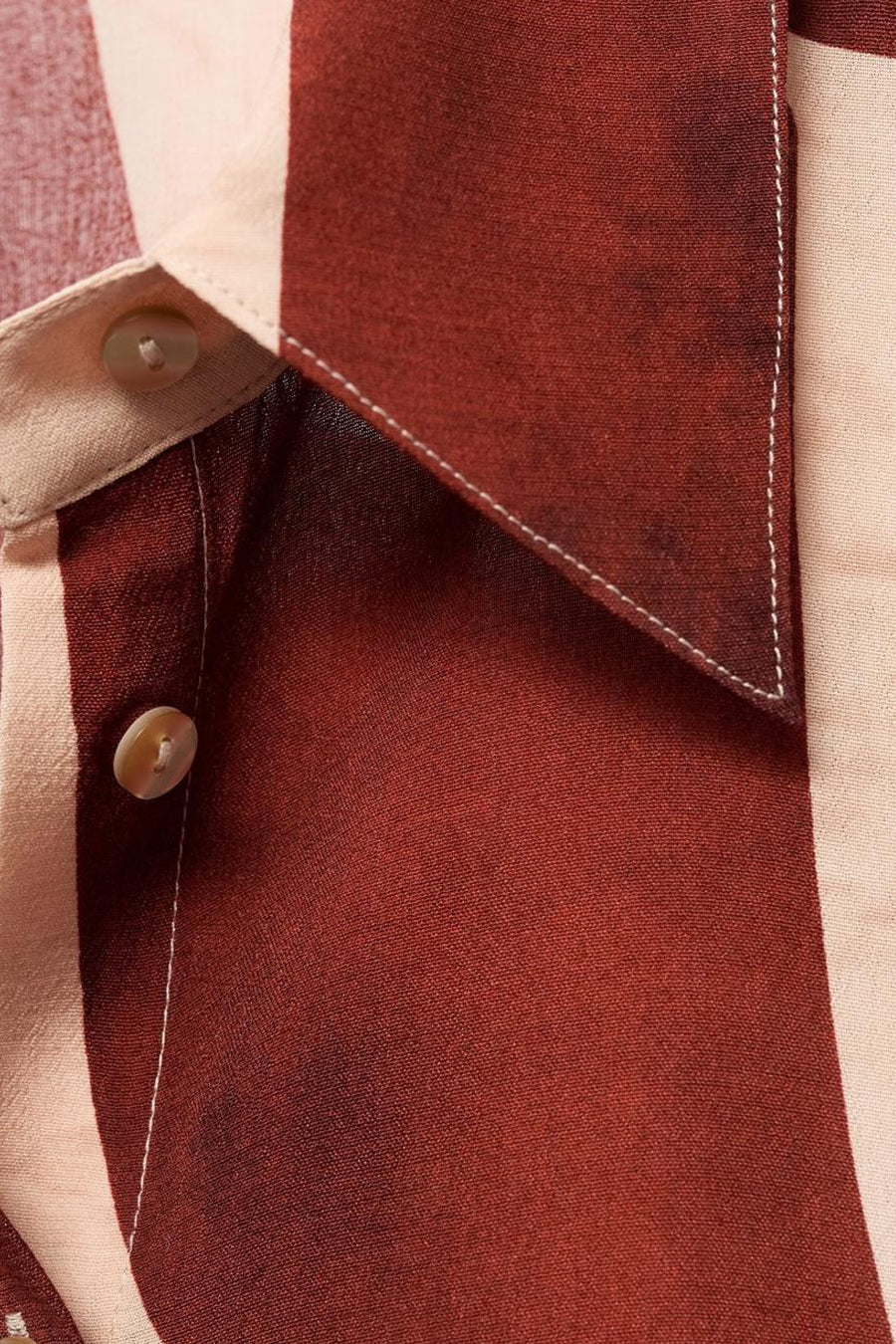 Gestreepte meerkleurige blouse met lange mouwen van MANGO, met knopen en klassieke kraag.