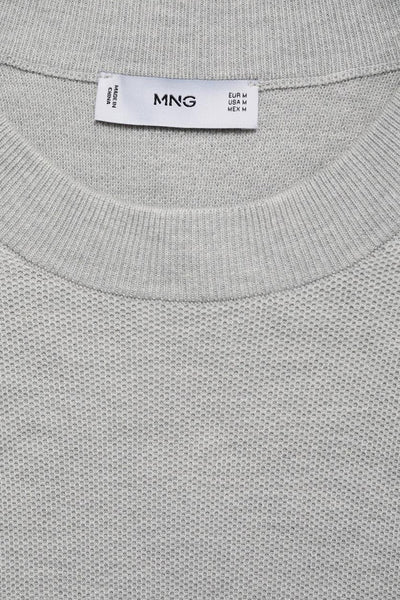 Grijze rondehals trui van MANGO, fijne gebreide textuur, zichtbaar maatlabel.