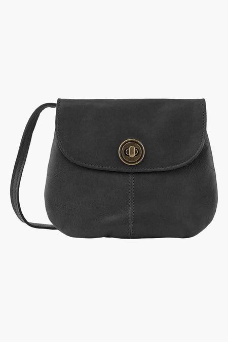 Sac à bandoulière noir de PIECES®, avec fermoir rond en métal vieilli et bandoulière simple.
