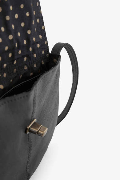Zwarte leren schoudertas van PIECES® met gouden stippenvoering.