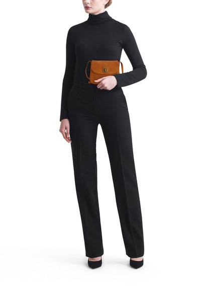 Sac à bandoulière marron PIECES® en cuir porté avec un pantalon noir et un pull à col roulé noir.