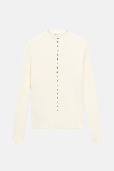Gilet beige en maille fine de MANGO, avec boutons argentés sur le devant.