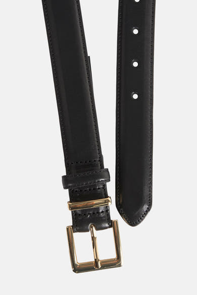Zwarte leren riem van MANGO, met rechthoekige gouden gesp.