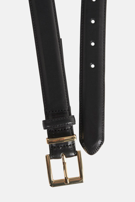 Zwarte leren riem van MANGO, met rechthoekige gouden gesp.