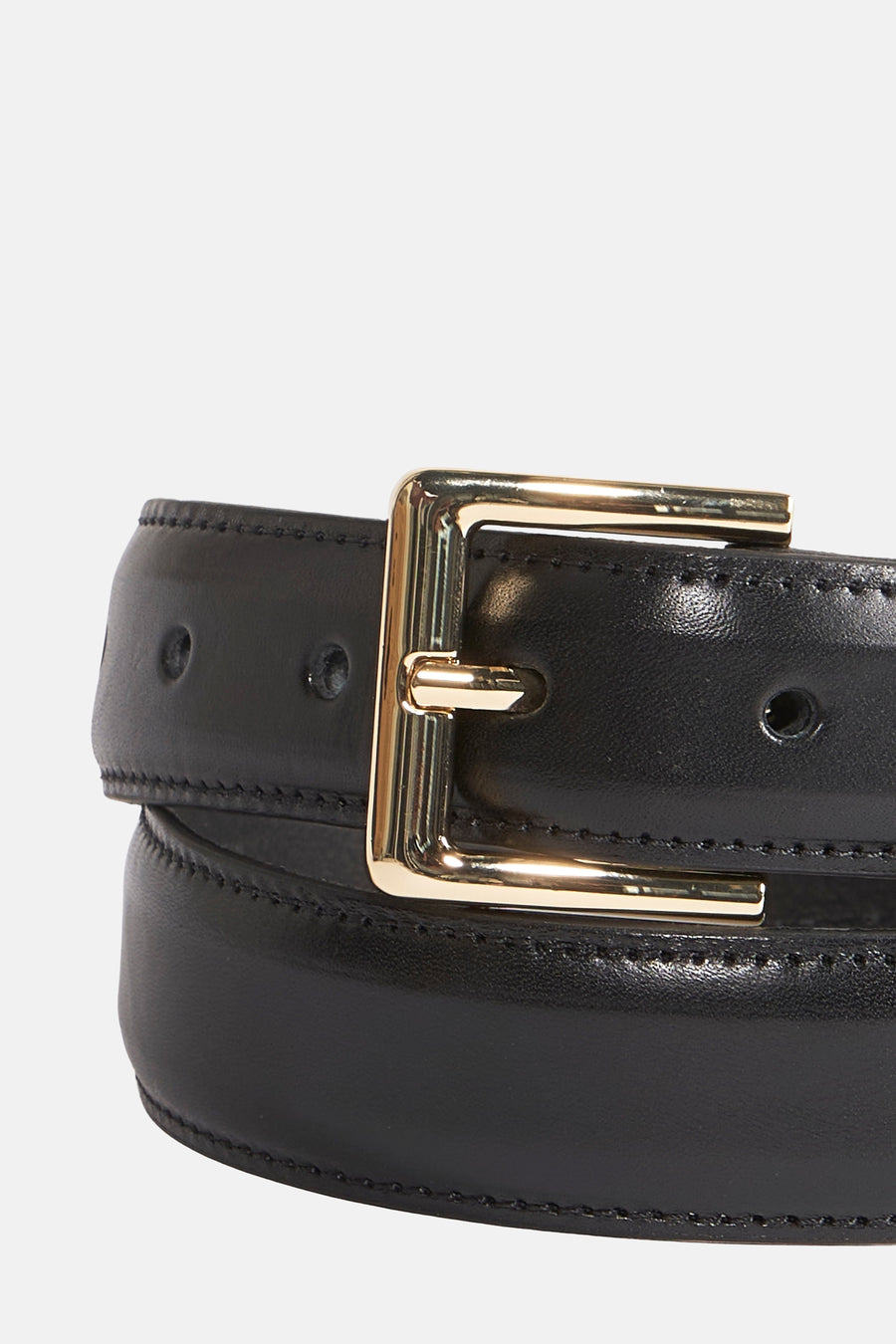 Zwarte riem van MANGO met gouden gesp, stikseldetails.