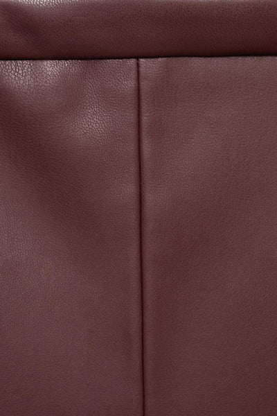 Jupe longue bordeaux de MANGO, texture cuir, couture verticale visible.
