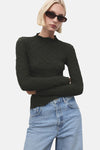Kaki getextureerd T-shirt met lange mouwen van MANGO, rugdetail, gedragen met een blauwe jeans met hoge taille.