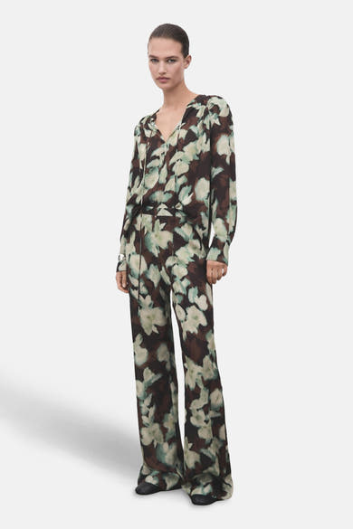 Chemisier à manches longues multicolore de MANGO, avec un motif floral et un col à cordon.
