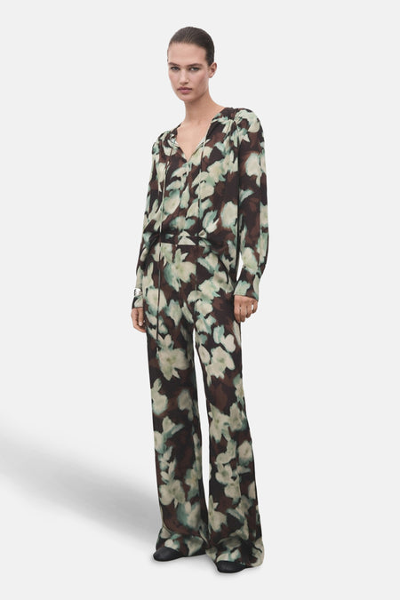 Chemisier à manches longues multicolore de MANGO, avec un motif floral et un col à cordon.