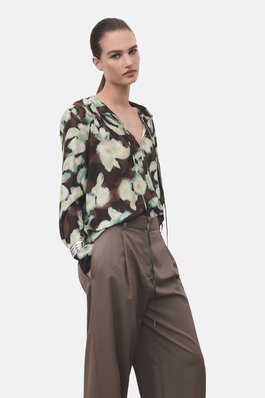 Blouse à manches longues multicolore de MANGO, avec motif floral et pantalon marron.
