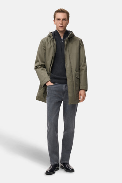 Veste courte kaki de MANGO, portée sur un pull gris foncé, avec un jean gris et des chaussures noires.