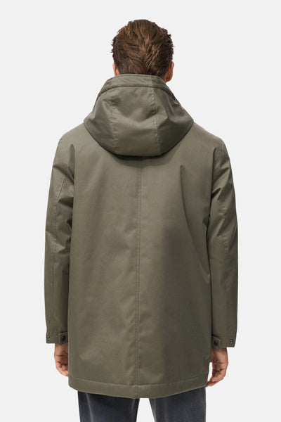 Veste courte kaki de MANGO, avec capuche et fermeture centrale visible de dos.
