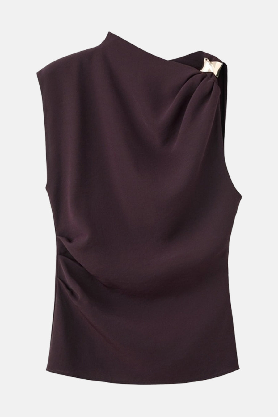 Bruine mouwloze bruine blouse van MANGO, met een draperie over de schouder vastgehouden door een gouden versiering.