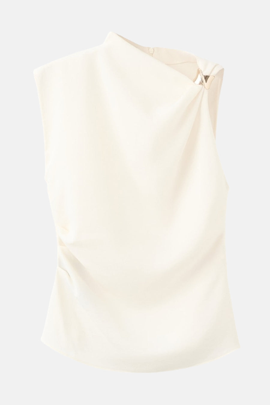 Blouse écrue sans manches de MANGO, avec un col montant et un détail métallique à l'épaule.