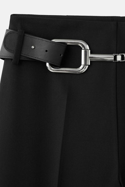 Pantalon noir de MANGO avec ceinture en cuir et boucle argentée.