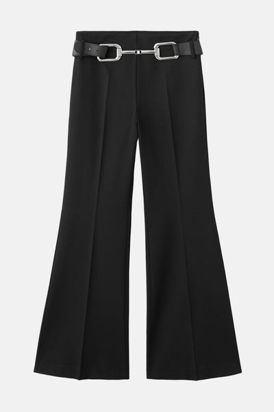 Pantalon noir par MANGO, coupe évasée avec ceinture ornementale à boucle argentée.