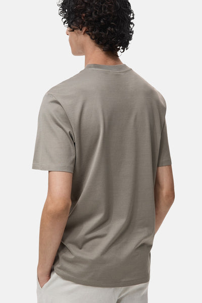 Grijs T-shirt met korte mouwen van MANGO, gedragen met een lichte broek, achtergezicht.