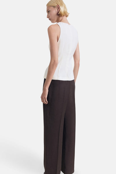Ecru mouwloos blouse van MANGO, gedragen met een wijde chocoladebruine broek.