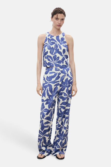 Blauwe broek met bloemenprint van MANGO, gedragen met een bijpassend mouwloos topje.