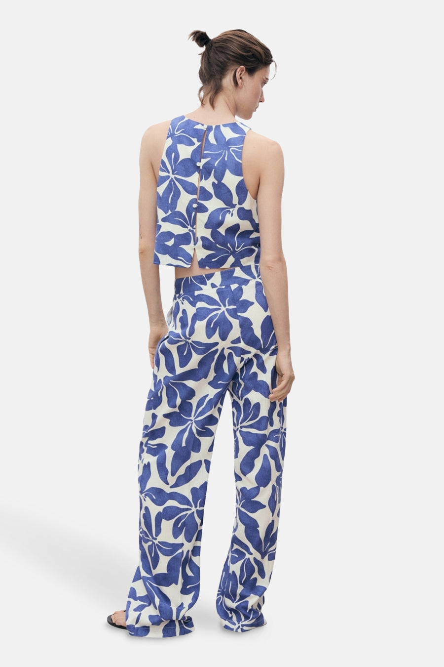 Blauwe broek met bloemenprint van MANGO, losse pasvorm, gedragen met een bijpassend kort topje.