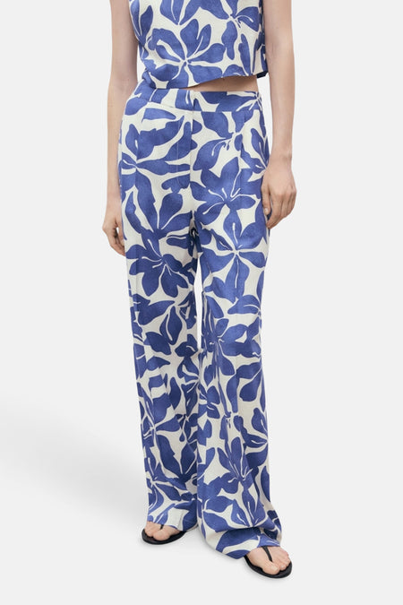 Blauwe broek met bloemenprint van MANGO, rechte pasvorm, gedragen met een bijpassend topje en sandalen.