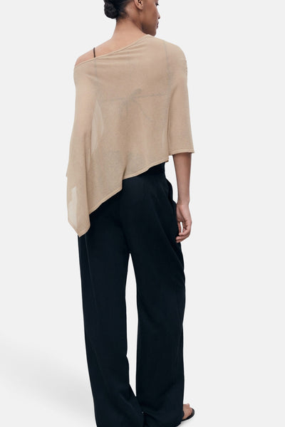 Beige ronde hals trui van MANGO, gedragen met een wijde zwarte broek, achterzicht.
