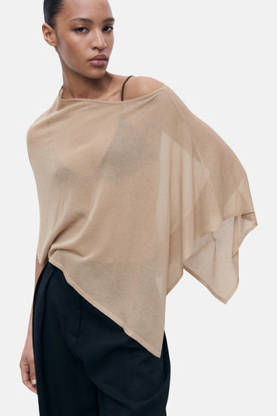Beige ronde hals trui van MANGO, losvallend en asymmetrisch, gedragen met een zwarte broek.