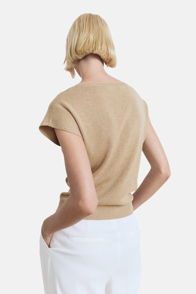 Beige mouwloos topje van MANGO, gedragen met een witte broek, achterzicht.