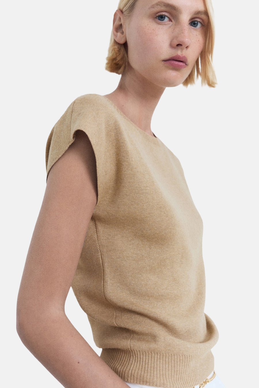 Beige mouwloze top van MANGO, in fijne, geribbelde breitechniek aan de taille.
