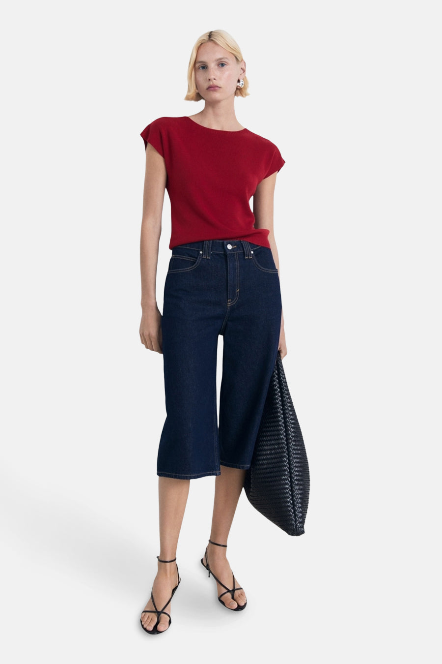 Rood mouwloos topje van MANGO, gedragen met een korte spijkerbroek en zwarte sandalen met dunne bandjes.