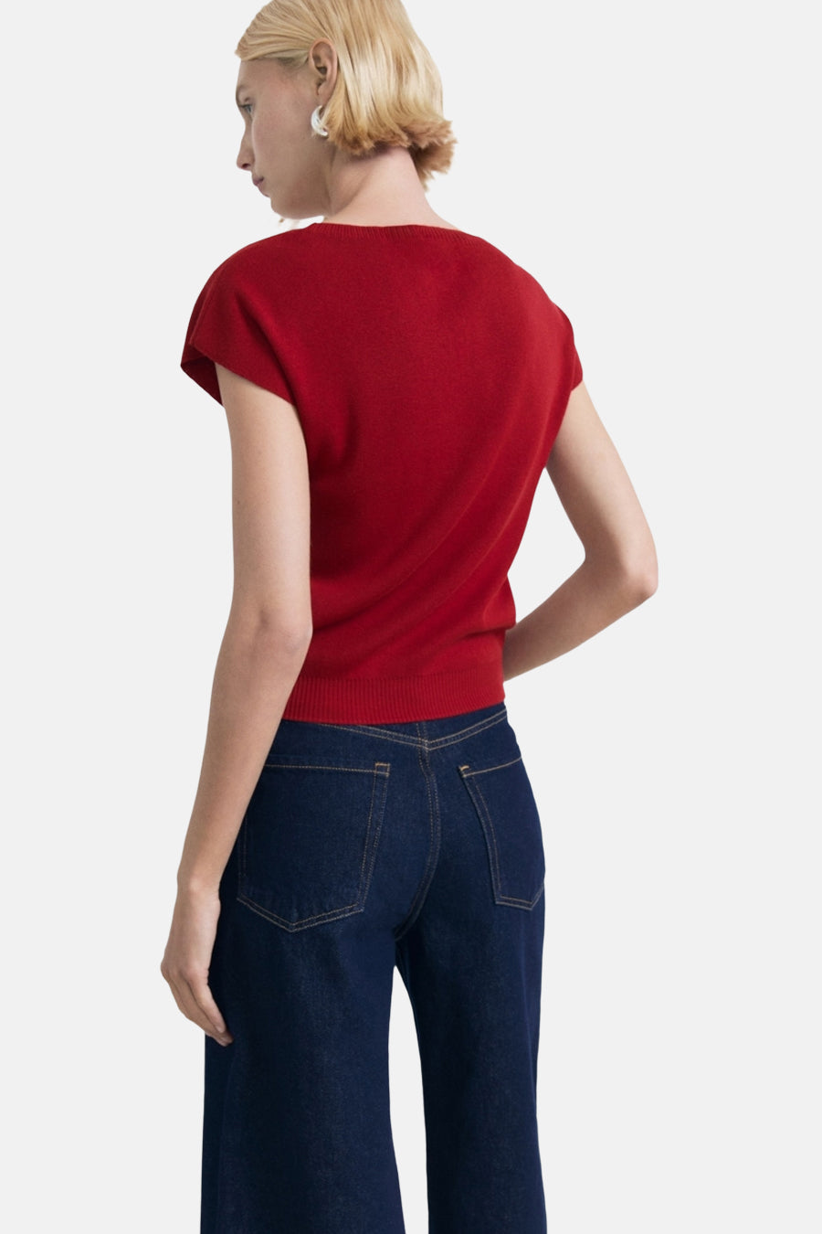 Rode top van MANGO, gedragen met een donkerblauwe high-waisted jeans, van achteren gezien.