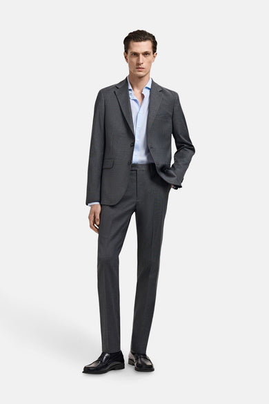 Blauw overhemd met lange mouwen van MANGO, gedragen met een effen grijs pak en zwarte loafers.