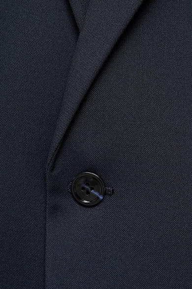 Blauwe blazer van MANGO in getextureerde stof met een zwarte knoop en een revers.
