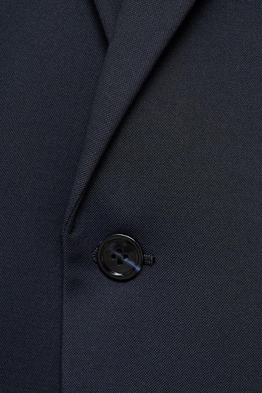 Blauwe blazer van MANGO in getextureerde stof met een zwarte knoop en een revers.