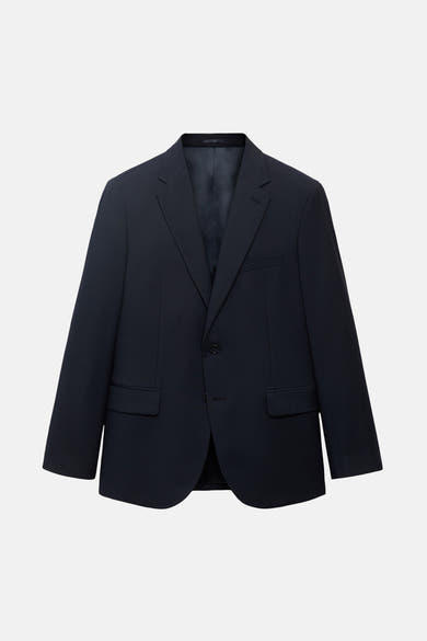 Blauwe MANGO blazer met enkele knoopsluiting, inkeping revers en klepzakken.