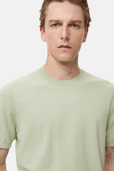T-shirt vert à manches courtes de MANGO, couleur unie, porté par un homme.