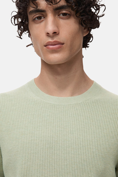 Pull à col rond vert de MANGO, en tricot côtelé fin avec une texture douce et un col ras du cou.