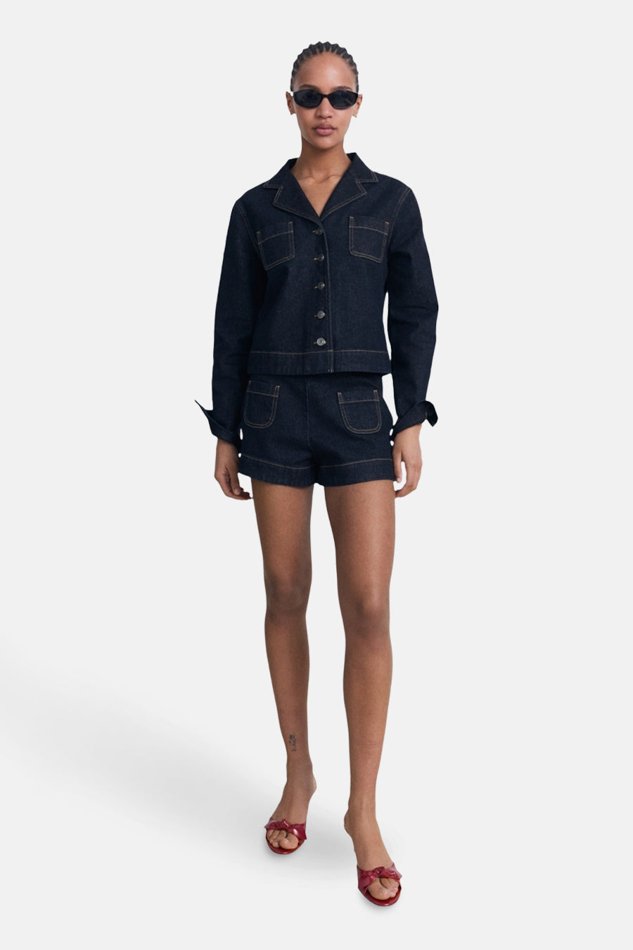 Veste en jean bleu foncé en denim de MANGO, avec poches poitrine et manches longues retroussées.