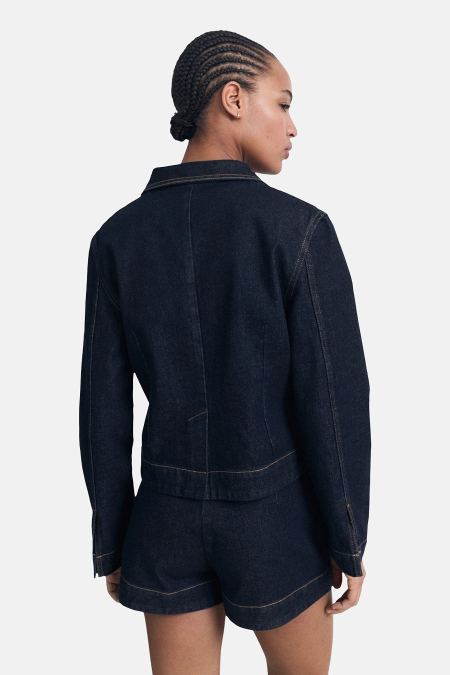 Veste en jean bleu foncé de MANGO, vue de dos, avec surpiqûres contrastantes.