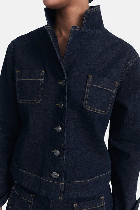 Veste en jean bleu foncé de MANGO avec poches carrées et boutons argentés.