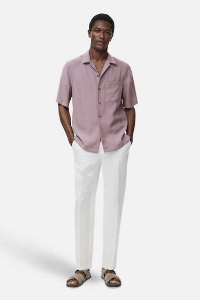 Paars overhemd met korte mouwen van MANGO, gedragen met een witte broek en sandalen.